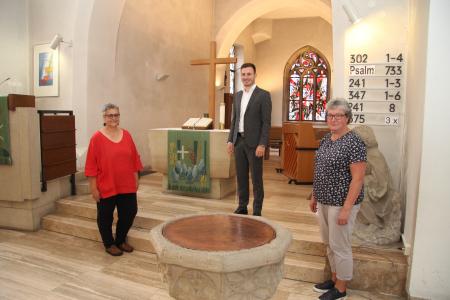 Große Freude über die große Spende: Pfarrerin Annette Zeuner (l.) und Andrea Hrdina vom Kirchengemeinderat mit Thomas Hientz von der SML CarGroup in der Hochdorfer Michaelskirche.