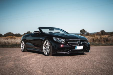 trong luxury convertible with fine shoes - Deville on the Mercedes-AMG S 63