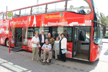 2.000 Fahrgast im roten Karlsruher Doppeldecker Bus