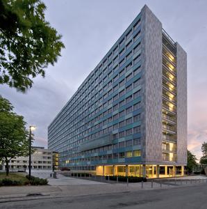 Zum Statistischen Bundesamt gehören am Hauptsitz in Wiesbaden fünf Gebäude. Im Blickpunkt des öffentlichen Interesses steht vor allem das 1952 von Regierungsbau-meister Paul Schaeffer-Heyrothsberge geplante Hochhaus