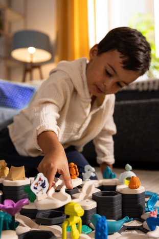 Ravensburger GraviTrax Junior - Spielszene World Boy.jpg