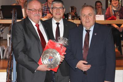 Manfred Hasemann (li.) wurde von Landrat Manfred Görig (Mitte) und dem Kreistagsvorsitzenden Dr. Hans Heuser für sein jahrzehntelanges beispielhaftes Engagement mit der höchsten Auszeichnung des Vogelsbergkreises geehrt. Foto: Gaby Richter