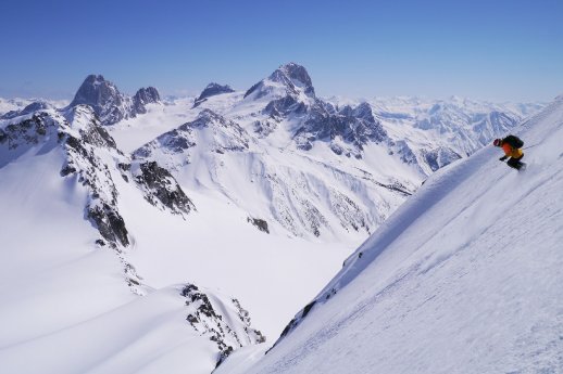 Skifahren bei steiler Abfahrt_Credit Craig McGee_CMH.jpg