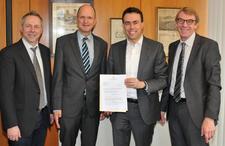 Der Leiter der Bildungsakademie Clemens Riegler, Hauptgeschäftsführer Dr. Joachim Eisert, Minister Dr. Nils Schmid, und der Präsident der Handwerkskammer Reutlingen, Harald Herrmann, bei der Übergebe des Zuwendungsbescheides (v.li.n.re.)