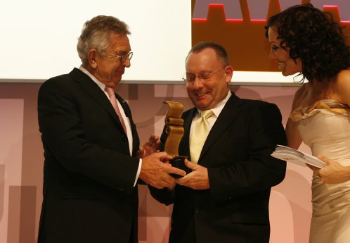 Clustersprecher Karl-Georg Nickel übergibt Bayern Print Award.JPG