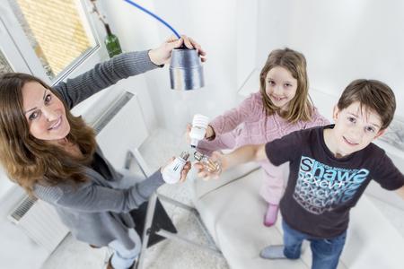Drei Generationen von Leuchtmitteln. Doch nur die Lampen mit Leuchtdioden (LED) sind noch aktuell, wenn Wert auf Effizienz gelegt wird. Spiralförmige Energiesparlampen und Glühbirnen sind dagegen längst überholt (Foto: Wüstenrot Bausparkasse AG)