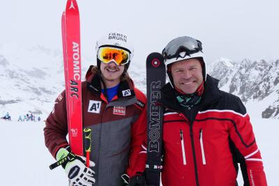 Manuel Feller und Marc Girardelli nach dem Rennen / Manuel Feller, Marc Girardelli / Foto: Martin Pflüger, Copyright: Berlin Producers Media GmbH / Pre TV