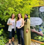 Bei der BKK ProVita freuen sich Laila Snoussi, die Leiterin des Service-Centers Wiesbaden (rechts) und Jennifer Salzmann, die Ausbildungsbetreuerin (links), mit Daria Wilhelm (Mitte) über ihren sehr guten Abschluss der Ausbildung zur Sozialversicherungsfachangestellten.