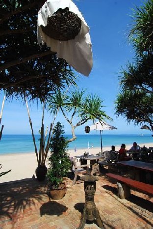 Thailand_beachfront-restaurant.jpg