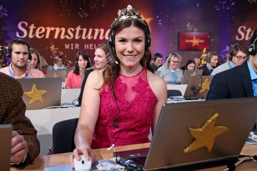 Die Fränkische Weinkönigin Carolin Meyer bei den Sternstunden 2019 .JPG