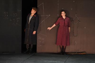 Der Freischütz (mit Heiko Trinsinger als Kaspar und Jessica Muirhead als Agathe) (Foto: Martin Kaufhold)