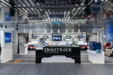 Der mobile Ausstellungsraum im Erdgeschoss des InnoTrucks zeigt rund 80 verschiedene Exponate zu wichtigen Zukunftstechnologien