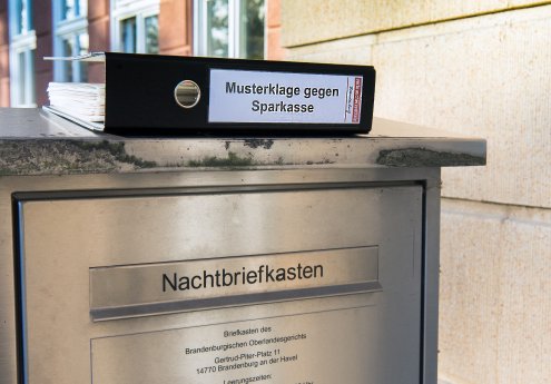 gerichtsbriefkasten_musterfeststellungsklage-gegen-sparkasse_c_karla-fritze_vzb.jpg