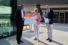 Präsident Harald Herrmann (li.) und Hauptgeschäftsführer Dr. Joachim Eisert (re.) freuen sich über den symbolischen Scheck und den Zuwendungsbescheid der Ministerin Dr. Nicole Hoffmeister-Kraut