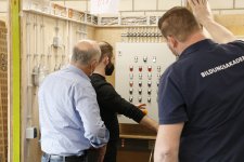 Mit dem Abschluss des Fachgespräches haben 26 Prüflinge im Elektrotechniker-Handwerk ihren Meistertitel in der Tasche / Bild: Handwerkskammer