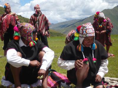 Schamanen legen Coca-Blätter in Cusco, Peru. Copyright: S.Endres.