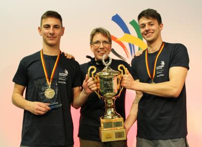 Felix Alt und Jan Kintzi mit ihrer Trainerin Sybille Bohland und dem Wanderpokal der Deutschen Meisterschaft