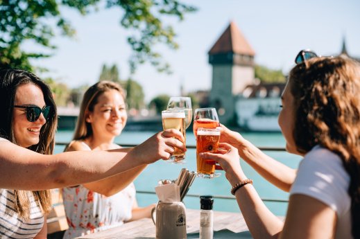 Konstanz-Constanzer-Wirtshaus-Biergarten-Seerhein-Rheintorturm-Trinken-Bier-Gruppe-01_Copyr.jpg