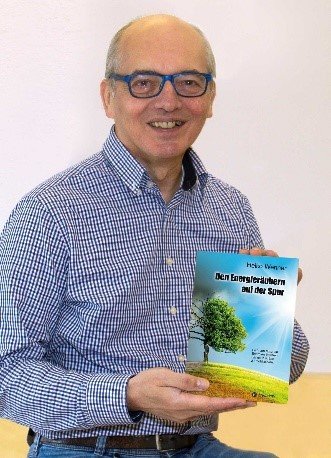 Heiko Wenner präsentiert sein neues Buch „Den Energieräubern auf der Spur“.jpg