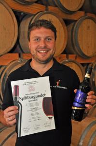 Tassilo Viel ist stolz auf seine Auszeichnung und den 2015er Spätburgunder Rotwein KARAT trocken des Winzerkeller Hex vom Dasenstein