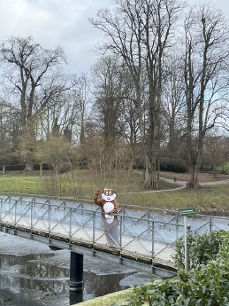 Osterhase_Schloss Glücksburg_Brücke_winken_c-GLC_RRoeschmann (1).jpg