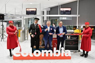 Startfreigabe für den Erstflug der Avianca nach Bogotá: Beim traditionellen „Ribbon Cutting“ anlässlich des Premierenfluges freuten sich Hernán Rincón (Mitte), CEO von Avianca, Kapitän Mauricio Puccini (2. von links) sowie Dr. Michael Kerkloh, Vorsitzender der Geschäftsführung der Flughafen München GmbH zusammen mit Mitgliedern der Crew / Foto: Alex Tino Friedel / Copyright: Flughafen München GmbH, Unternehmenskommunikation
