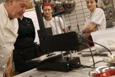 Ein prüfender Blick von Ausbilder Werner Wolf auf den 3D Food Printer gehört dazu, wenn die Auszubildenden im Konditorenhandwerk an der Bildungsakademie in Mannheim ihre ersten Versuche mit der neuen Technologie machen (Foto: Handwerkskammer)