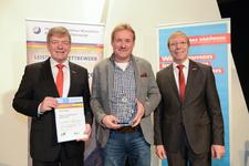 Aus der Hand der Vizepräsidenten Alois Jöst (rechts) und Martin Sättele (links) erhielt Andreas Simon (Mitte) die Ausbildungs-Stele 2015 der Handwerkskammer Mannheim Rhein-Neckar-Odenwald für hervorragende Ausbildungsleistungen (Foto: Thomas Rittelmann) 