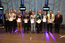 Nach der Siegerehrung stellten sich die Landessieger aus dem Kammerbezirk Mannheim dem Fotografen: 1. Reihe, v.l.n.r.: Maximilian Behr, Matthias Schlenkrich, Felix Kaus, Renee Spieß, Wiebke Heffter, Sandra Gleisner und Önder Besli.2. Reihe: PWL-Beauftragter Alexander Dirks, Hauptgeschäftsführer Dieter Müller, Moderator Christian Habekost, Landeshandwerkspräsident Joachim Möhrle und Präsident Walter Tschischka