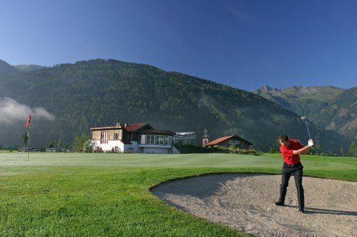 Mann am Golfplatz (Hotel Gassner).jpg
