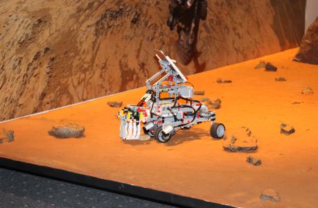 Ein "Mars-Rover" der 4. SIA Robotool bei der Abschlusspräsentation im DLR Berlin / Foto: TH Wildau / Bernd Schlütter