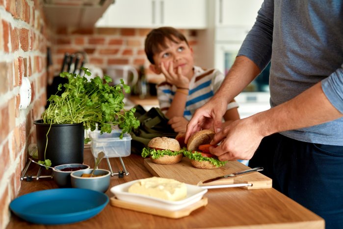 preparinglunch_burgers_(c)gpointstudio.jpg
