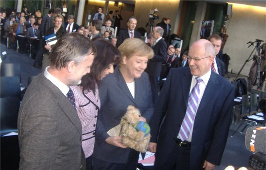 Merkel_mit_klimaschutzbaer_high_res.jpg