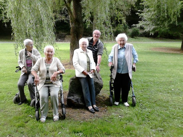 Bewohner des Senioren-Wohnparks mit Rollatoren.jpg