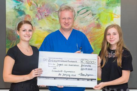 P.v.l.n.r.: Tanja Jungmann, Leitender Oberarzt Dr. Paul Vöhringer, Sophie Kräker / Foto: Markus Kümmerle, Städtisches Klinikum