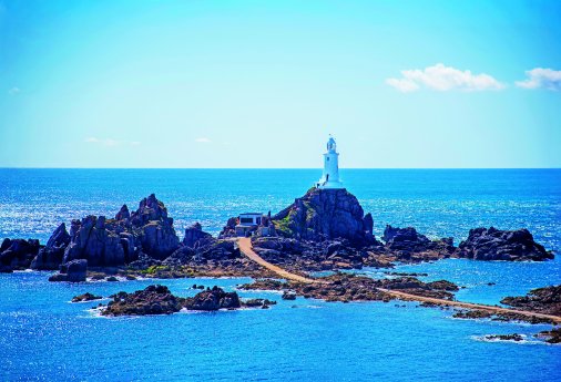 ┬®_SarahLouise_AdobeStock_544966525_Leuchtturm La Corbie╠Çre.jpg