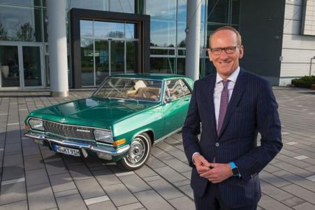 Starkes Team: Opel-Chef Dr. Karl-Thomas Neumann startet mit seinem privaten Diplomat V8 Coupé bei der Oldtimer-Rallye "Bodensee Klassik"