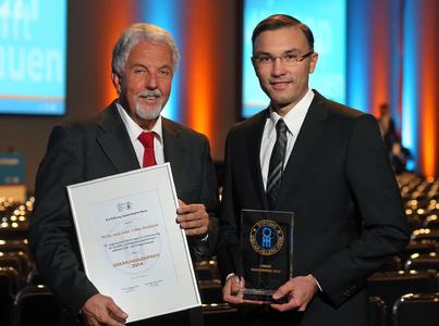 Der renommierte Oskar-Medizinpreis 2014 geht erstmals an einen Mediziner aus der Region Regensburg: Privatdozent Dr. Tobias Renkawitz, leitender Oberarzt an der Orthopädischen Universitätsklinik Regensburg am Asklepios Klinikum Bad Abbach (Kreis Kelheim), erhielt die Auszeichnung für seine wegweisende Forschung im Bereich des Hüftgelenkersatzes. Werner Ukas (li), Geschäftsführer der Stiftung Oskar-Helene-Heim, überreichte die Verleihungsurkunde und den Stiftungspreis an Dr. Renkawitz auf dem Deutschen Kongress für Orthopädie und Unfallchirurgie in Berlin. Foto: Thomas Oberländer