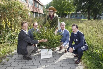 Präsentieren stolz die Fichte als Baum des Jahres 2017: Hochschulpräsident Prof. Dr. Andreas Bertram, Tagungsleiter Prof. Dr. Jürgen Bouillon, Baumkönigin Anne Bente Schnoor, Bürgermeister Burkhard Jasper und Phillip Schickl (v.l.), organisatorischer Leiter (Foto: Fritz Schwarzenberger)