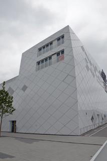 Vorgehängte hinterlüftete Fassadensysteme haben sich auch im Gewerbebau als Gestaltungselement und Energiesparmaßnahme bewährt.