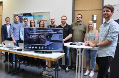 Acht Studierende der Medieninformatik, betreut von Prof. Dr. Frank M. Thiesing und Malte Glüsenkamp (Netrocks GmbH), haben eine Webanwendung entwickelt, mit der bei Beratungsgesprächen Informationen zu Produkten sowohl auf mobilen Endgeräten der Kunden als auch auf einem Großbildschirm aufbereitet und in Echtzeit präsentiert werden (Foto: Lidia Uffmann, Hochschule Osnabrück)