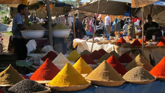 Gewürzpyramiden_Marktszene in Tamri, Marokko. Foto Maria Guba.JPG