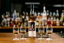 Compass Box Hedonism 2025, limitiert und gestaltet von der argentinischen Künstlerin Sofia Bonati