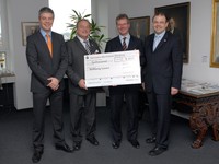  Spendenübergabe: Heinrich Kreibich, Hauptgeschäftsführer der Stiftung Lesen(2.v.l.)und Johannes Altschäfl,kaufmännischer GF(ganz rechts imBild)freuen sich über den Spendenscheck, der Ihnen von Stefan Rühling,Vorsitzendem der Geschäftsführung von Vogel Business Media(3.v.l.) und Dr.Gunther Schunk, Leiter Kommunik. und Corp. Marketing (ganz links) 