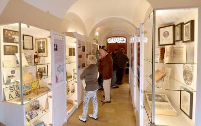 Zwölf Räume im Vorder- und Rückgebäude umfasst die historische Sammlung auf insgesamt 120 Quadratmetern Fläche. Dazu gehören neben der Rezeptur auch ein Labor, die Kräuterkammer, der Arzneikeller und der Offizin, der Verkaufsraum. Foto: obx-news/Raßkopf