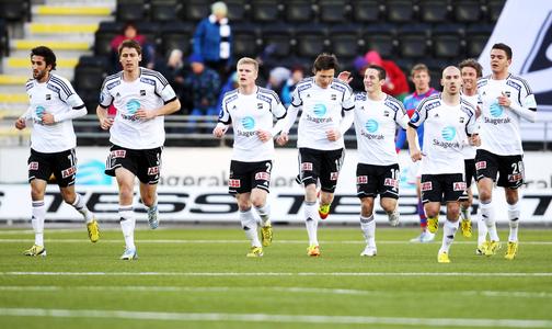 Odd Grenland-Fußballmannschaft: Spieler Fredrik Semb Berge (2. v. l.) kann durch die Investition von Eurojackpot-Gewinner Y. Borgersen weiterhin für seinen Verein spielen