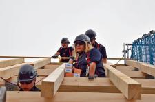 Teamarbeit und Sicherheit – das sind die obersten Gebote, die Dachdecker schon in der ersten Stunde ihrer Ausbildung lernen