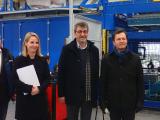 IHK-Hauptgeschäftsführer Thomas Albiez (rechts), seine Referentin Cathérine Frerk und Whirlcare-Direktor Otmar Knoll beim Rundgang durch die Whirlcare-Produktionsstätte.