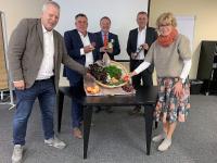 Bei den Kalkarer Gesprächen wird es auch um regionale Produkte gehen: Georg Remy und Han Groot Obbink von der Messe Kalkar, Kreiswirtschaftsförderer Hans-Josef Kuypers, Wirtschaftsförderer Dr. Bruno Ketteler und Bürgermeisterin Dr. Britta Schulz laden zum Kalkarer Agrargipfel mit hochkarätigen Teilnehmern ein
