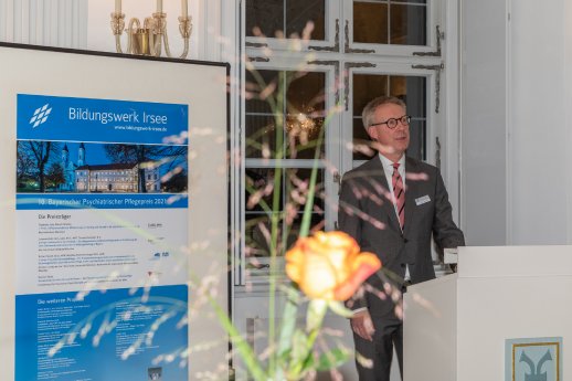 10 BayPsychPflegePreis - Begrüßung Raueiser.jpg